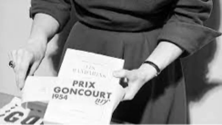 Image de Simone de Beauvoir avec le livre les mandarins qui lui a fait gagner le prix Goncourt